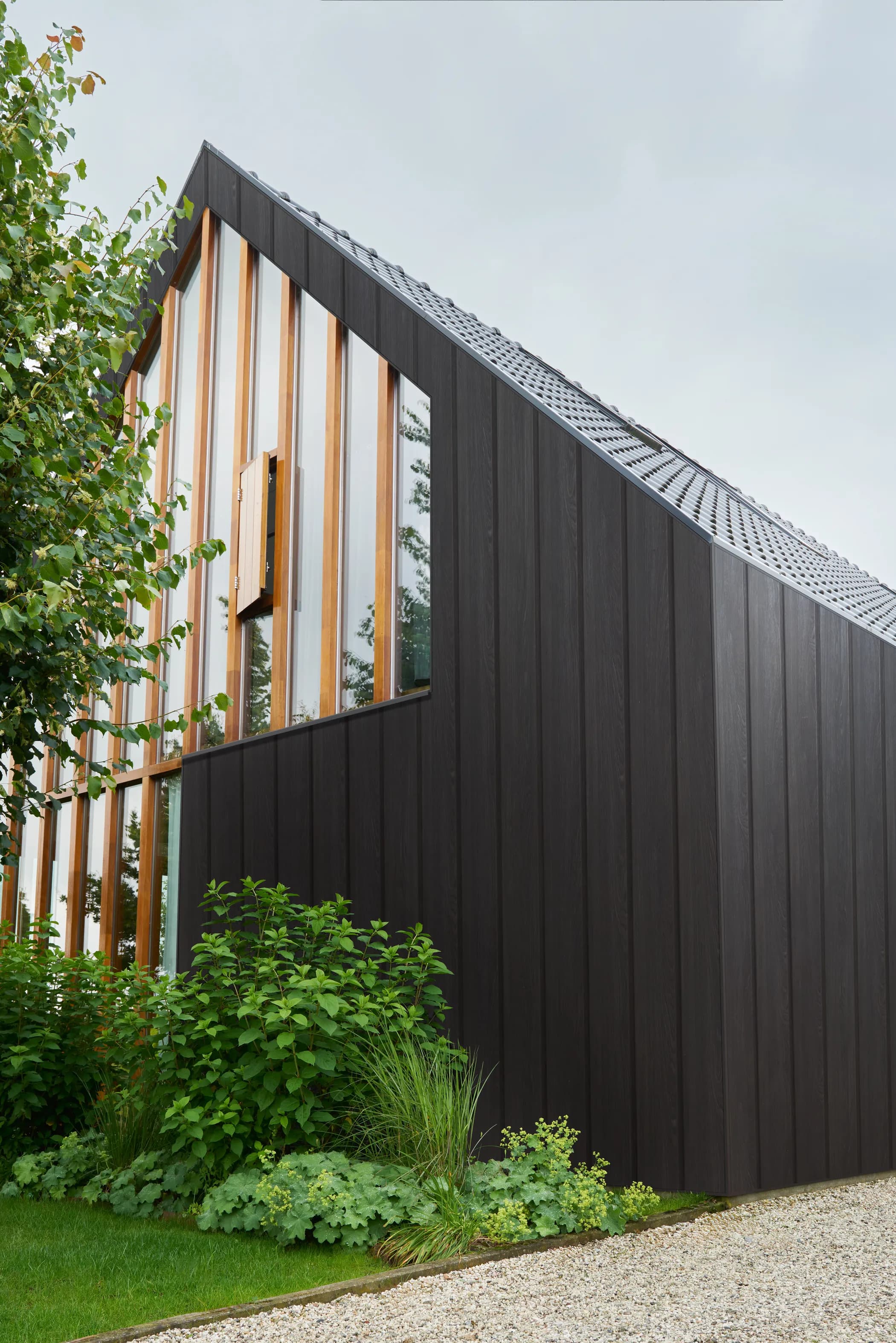 Schuurwoning met Keralit sponningdeel 143mm in Zwart Eiken