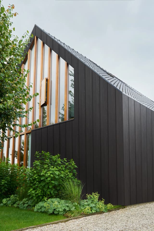 Schuurwoning met Keralit sponningdeel 143mm in Zwart Eiken