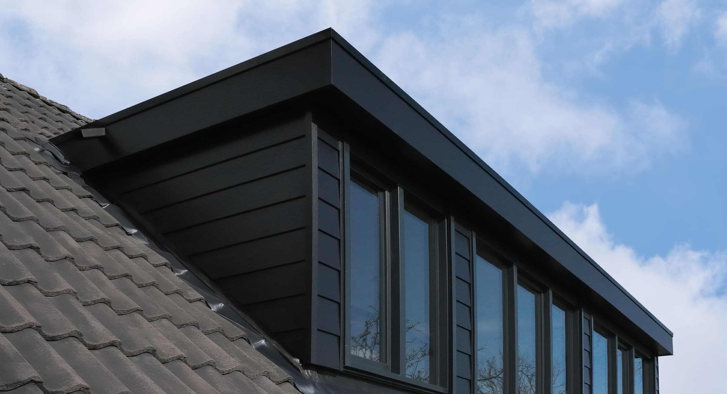 Dakkapel met Keralit potdeksel 177 en Keralit dakrand in Grafietzwart