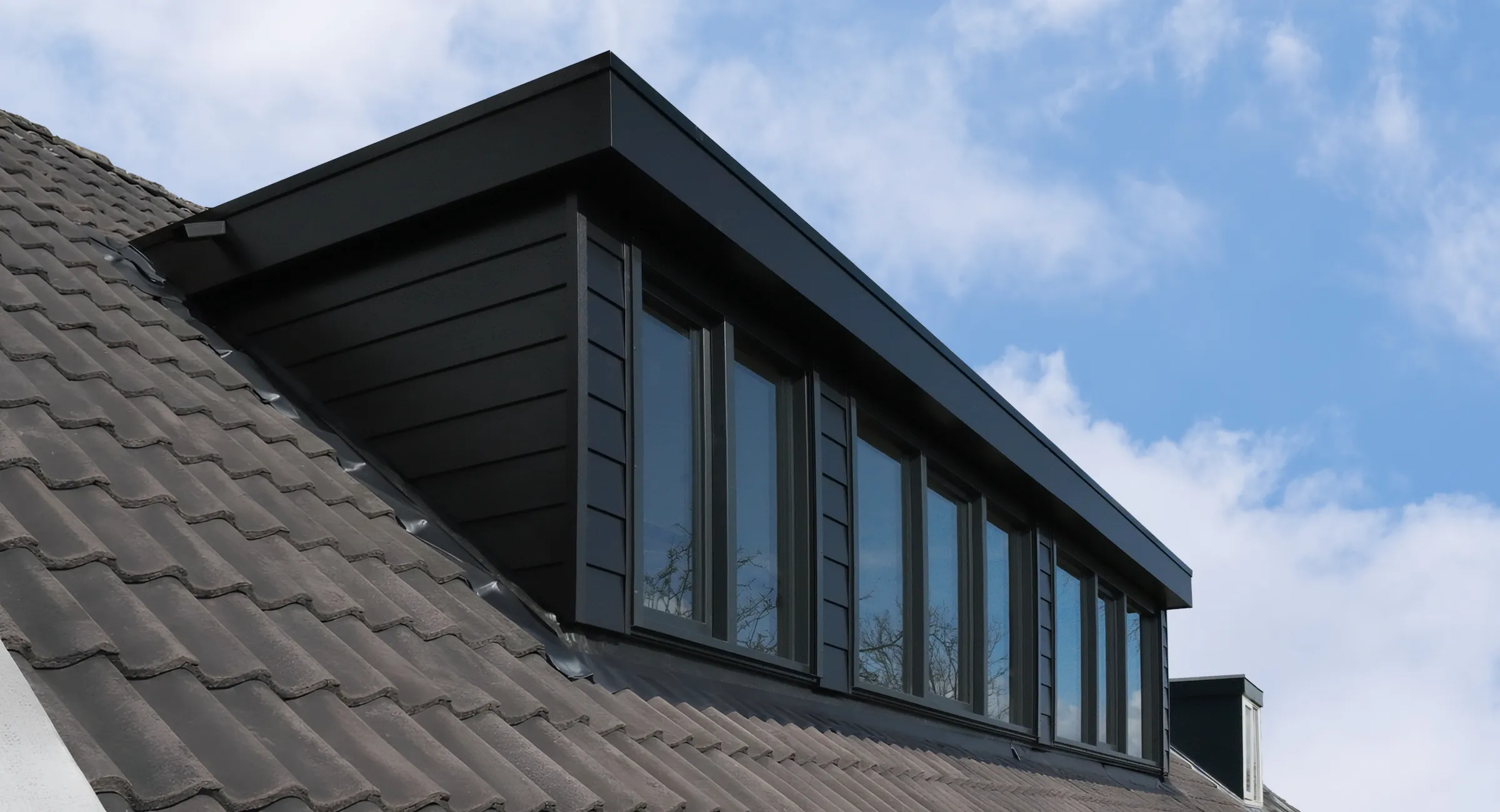 Dakkapel met Keralit potdeksel 177 en Keralit dakrand in Grafietzwart