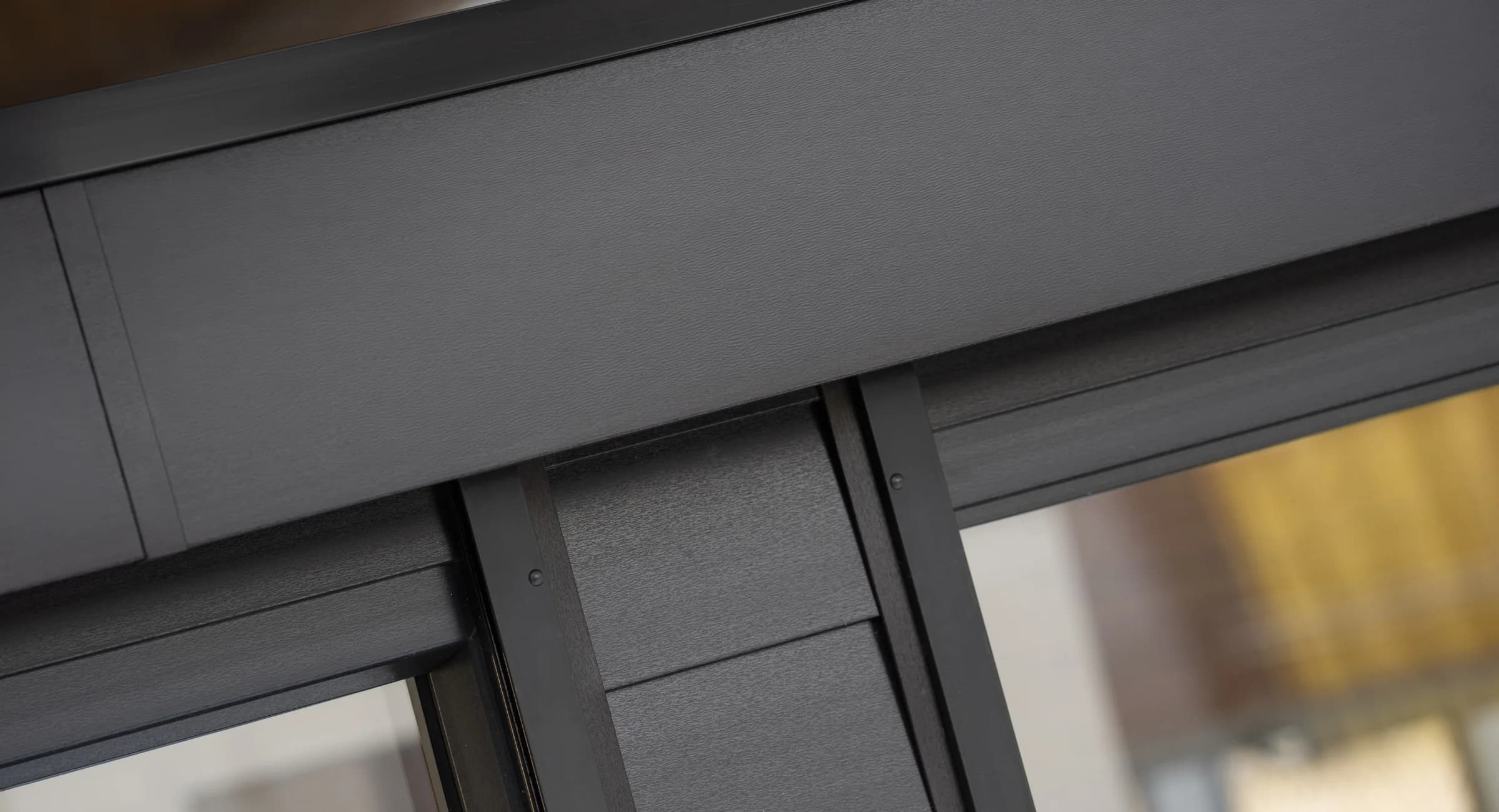 Dakkapel met Keralit potdeksel 177 en Keralit dakrand in Grafietzwart close-up