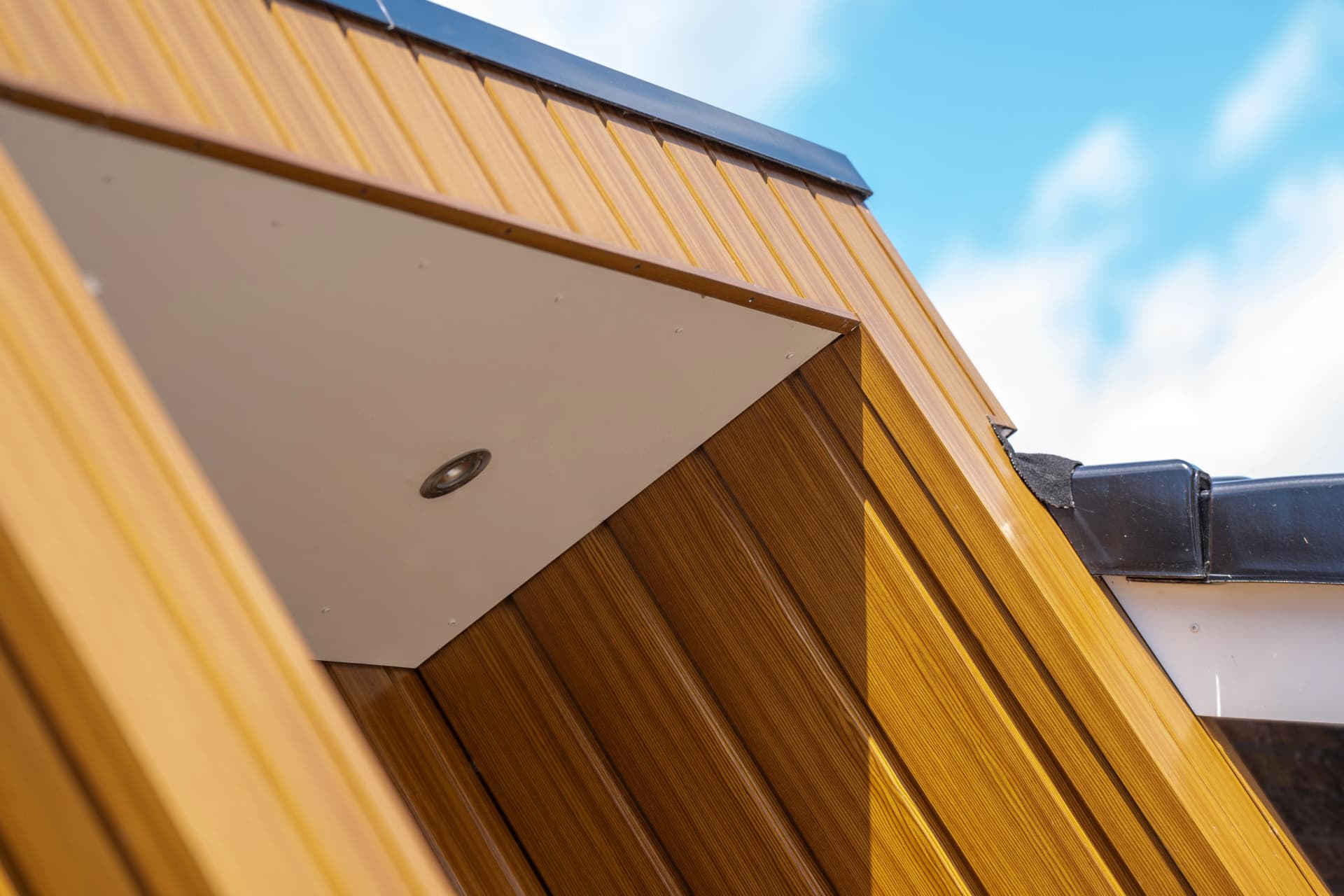 Keralit gevelbekleding sponningdeel 143 mm in Bruin redceder