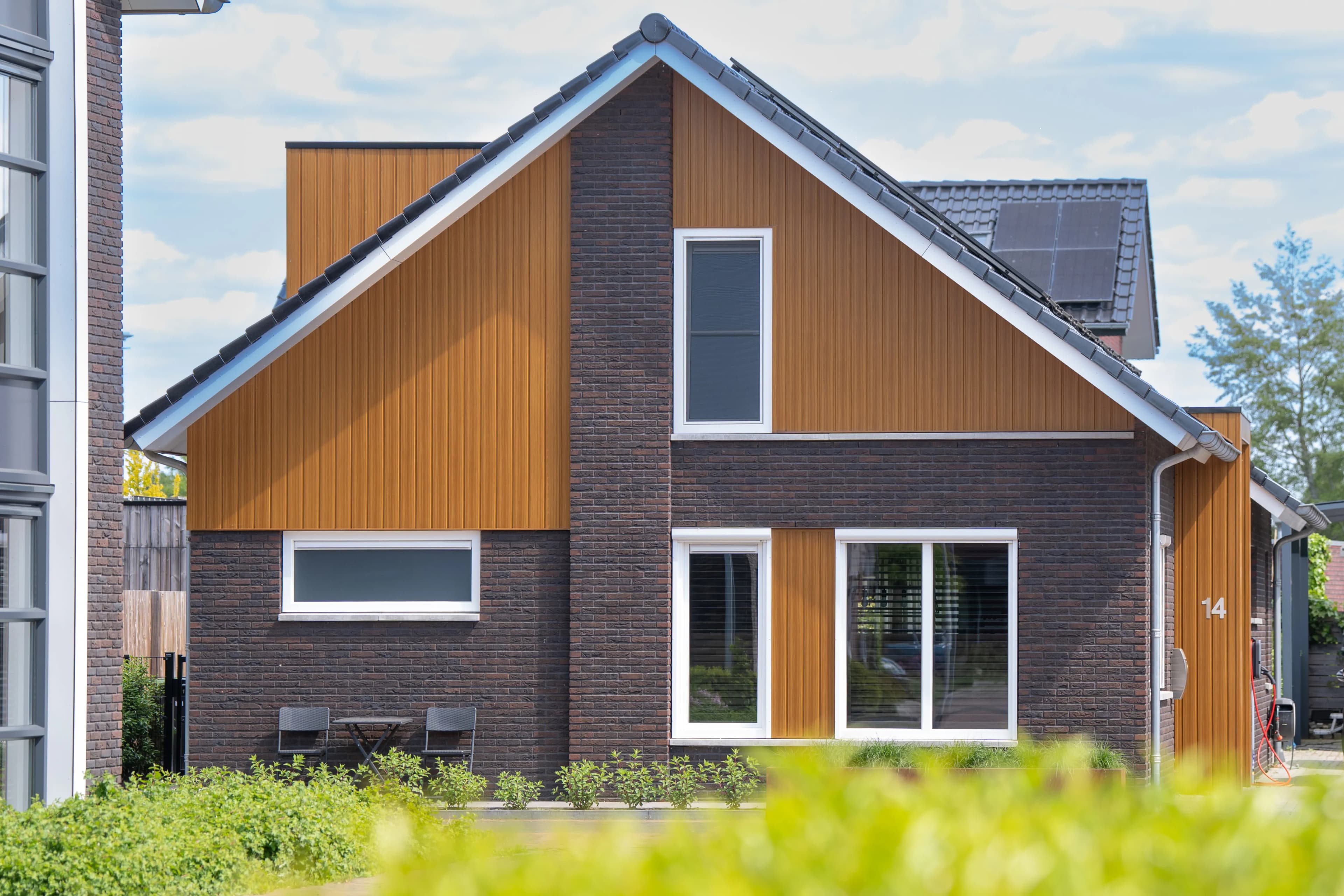 Huis met Keralit gevelbekleding sponningdeel 143 mm in Bruin redceder